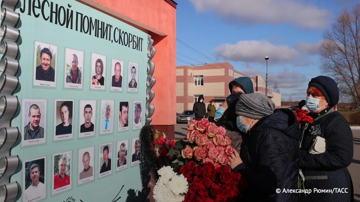 Мчс списки погибших 22.03. Фото погибших на пороховом заводе. Пожар на пороховом заводе в Рязани. Похороны на Котовском пороховом.