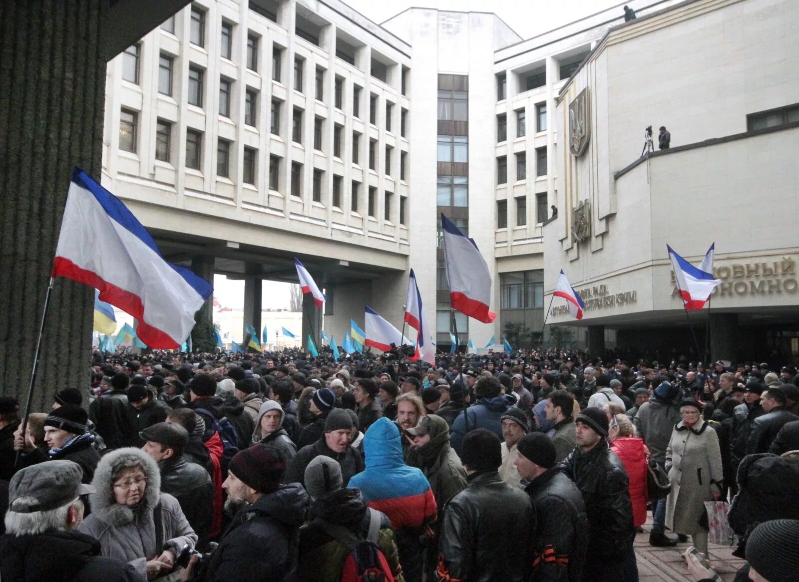 26 Февраля 2014 Крым митинг. 26 Февраля в Симферополе у стен Крымского парламента. 26 Февраля митинг в Симферополе. Пророссийские митинги в Крыму 2014. Митинги 26