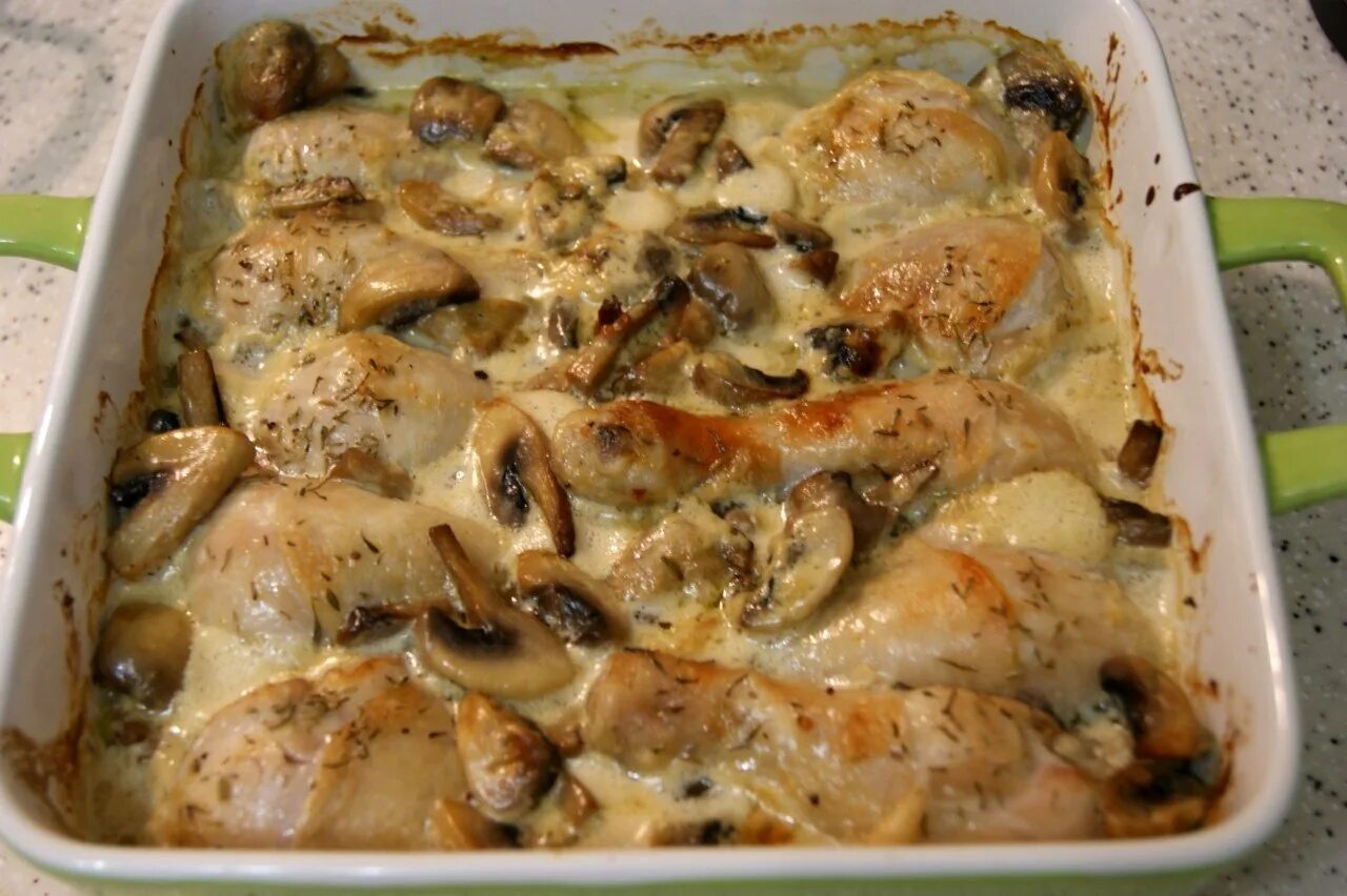 Рецепт приготовления курицы с грибами. Курица с грибами. Курица с шампиньонами в духовке. Курица с грибами в духовке. Курица с грибами в сливочном соусе в духовке.