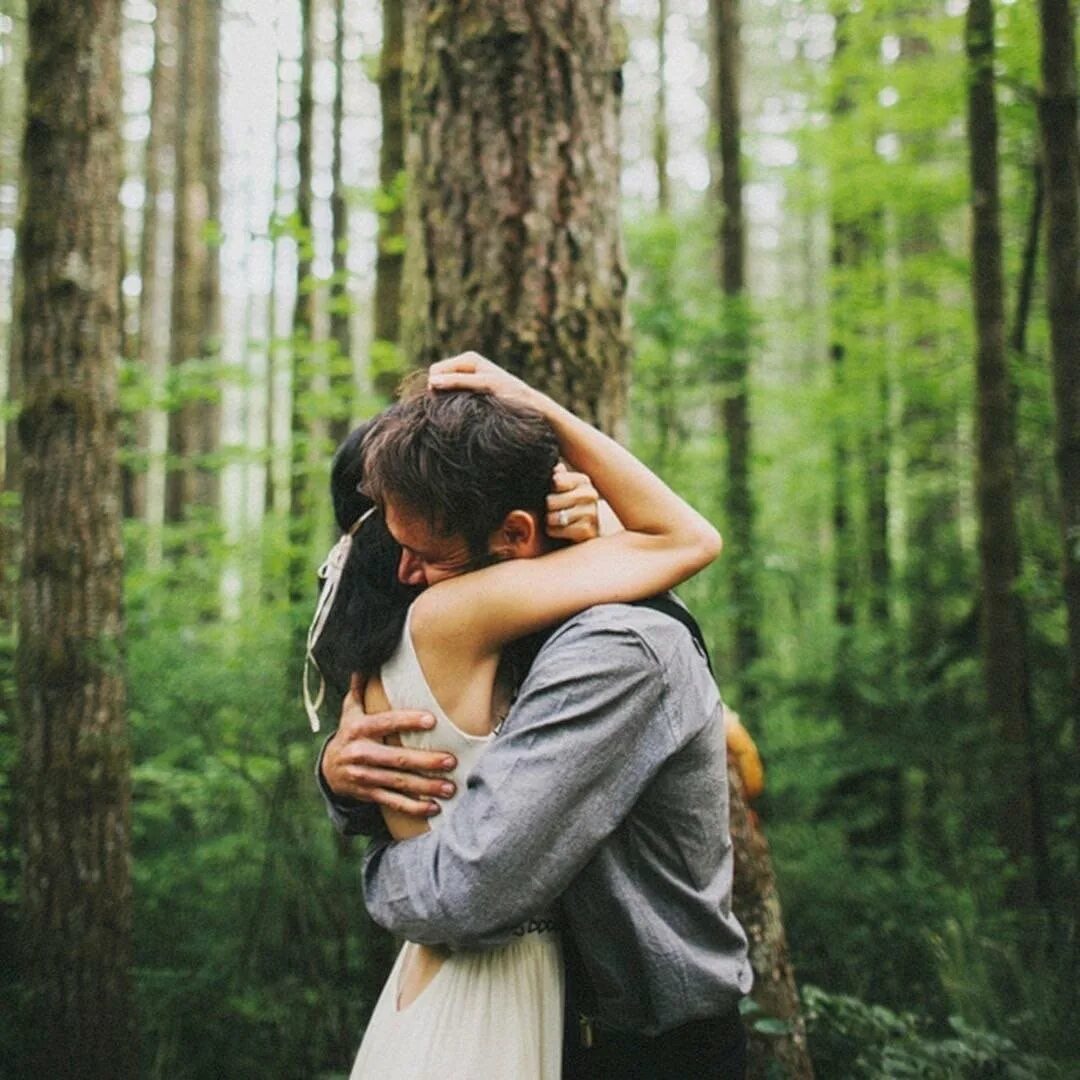 Мужчина и женщина за грибами. Изменила парню в лесу. Мужчина и женщина на природе. Мужчина на природе. Изменила парню в лесу.