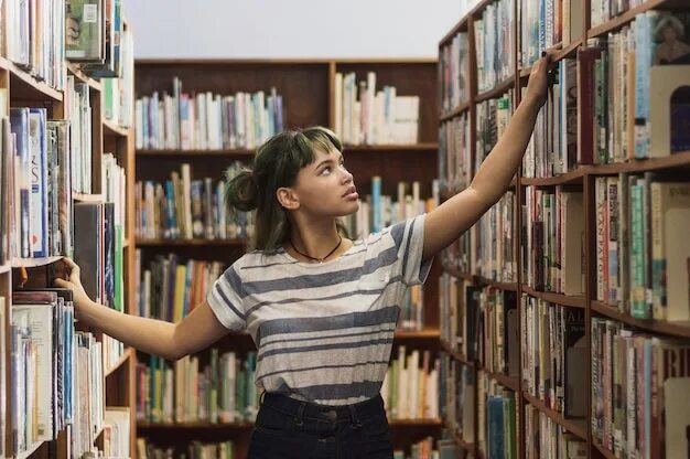 Сколько людей в библиотеке. Фотосессия в библиотеке. Девушка в библиотеке. Люди в библиотеке. Подростки в библиотеке.