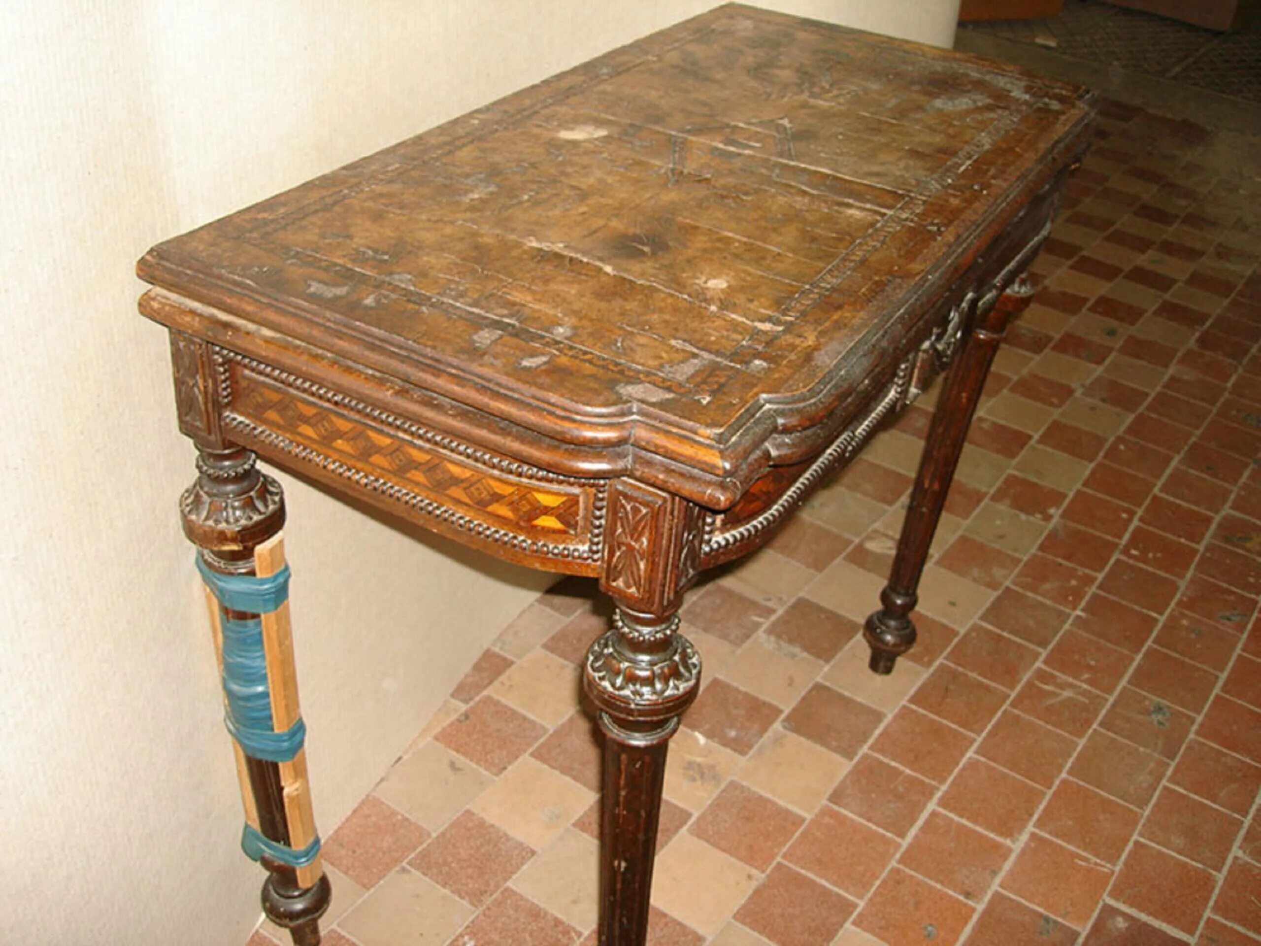 Старинный стол. Старинный деревянный стол. Стол старинный с плиткой. Восстановление старого стола.