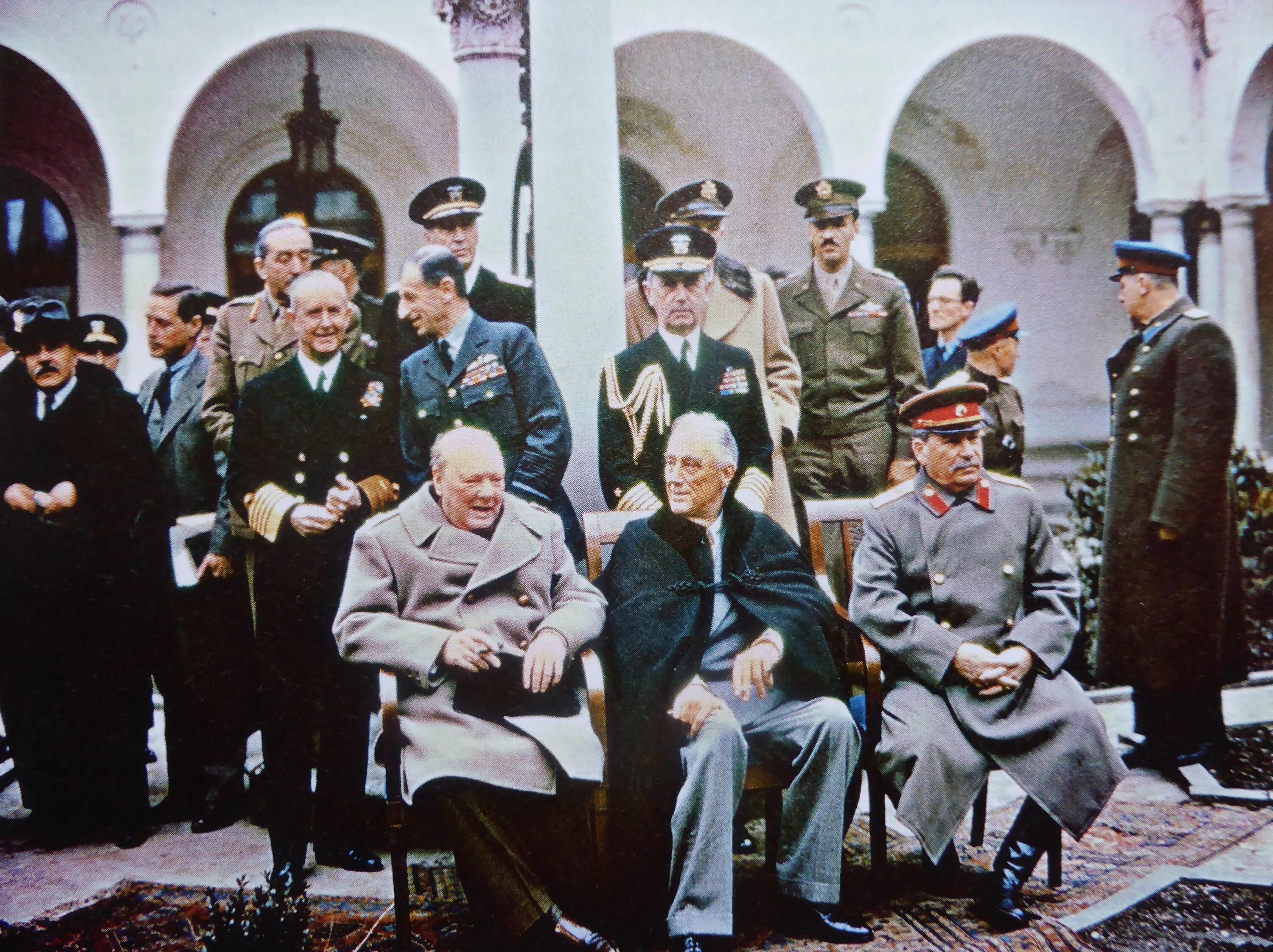 Где в феврале 1945 года. Сталин Рузвельт и Черчилль на Ялтинской конференции. Сталин Черчилль и Рузвельт в Ялте. Черчилль и Сталин в Ялте. Уинстон Черчилль Ялтинская конференция.