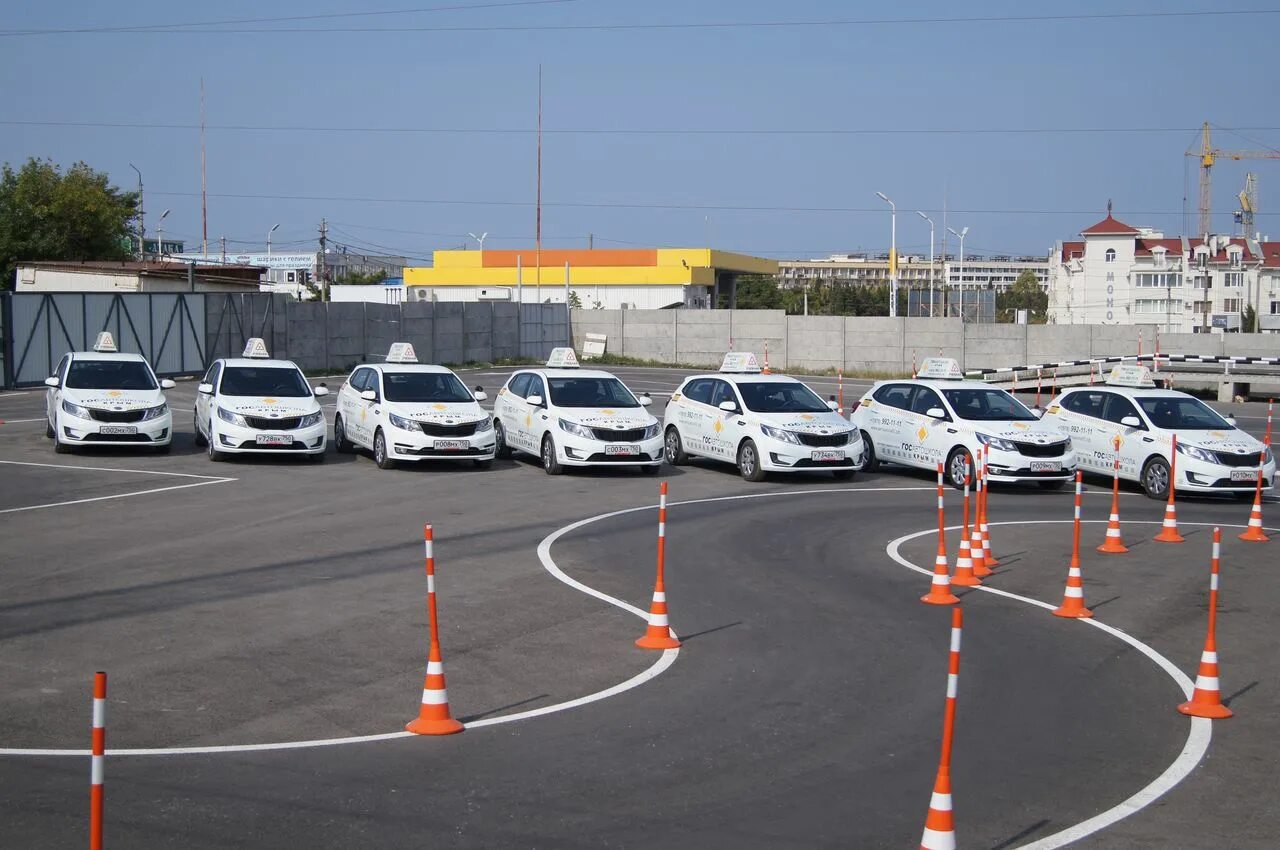 Площадка автошколы. Автошкола учебный автомобиль. Пдд досааф. Пдд досааф. Пдд досааф.