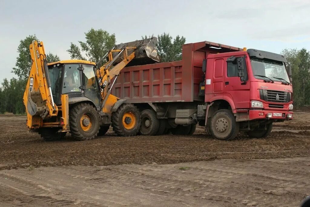 Понаблюдайте за работой автопогрузчика или самосвала. Экскаватор грузит песок в КАМАЗ. Погрузка грунта экскаватор JCB. Грунт самосвал. Погрузка грунта в автосамосвалы.