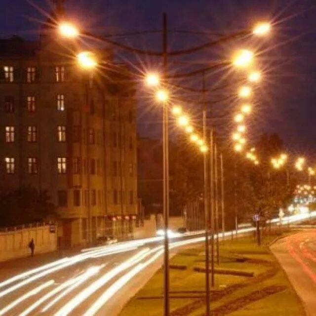 фонари уличные в городе. освещение улиц телефоны. светодиодные светильники для улицы. наружного освещения. освещение улиц телефоны.