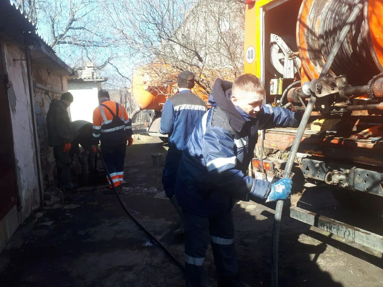 Газ 52 аварийная водоканал. Экскаватор омскводоканал. Илосос комбинированный водоканал. Аварийная водоканал. Аварийная водоканала самара промышленный.