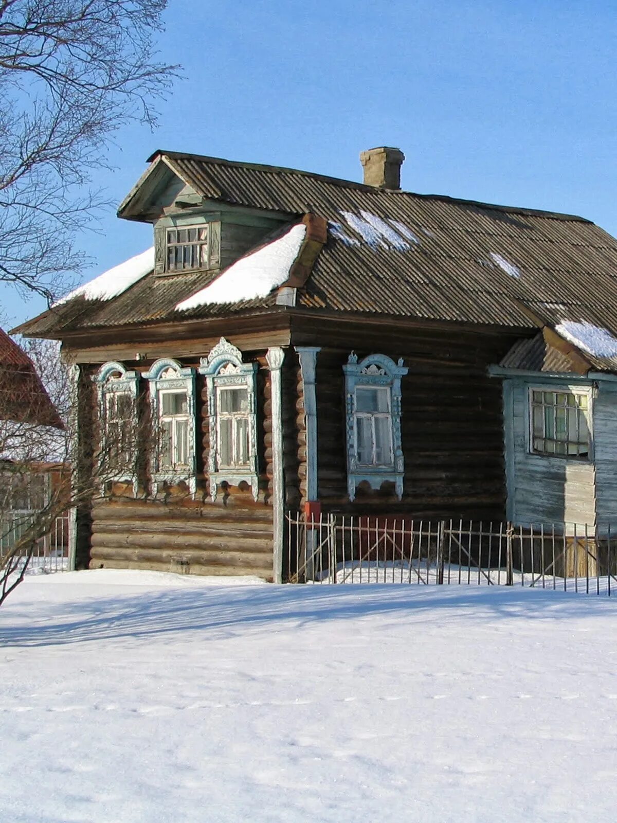 Дом пятистенок. Деревенский дом пятистенок. русская изба пятистенок. благовещенская гора ростовский район. деревня стрелы ростовский район ярославская область.
