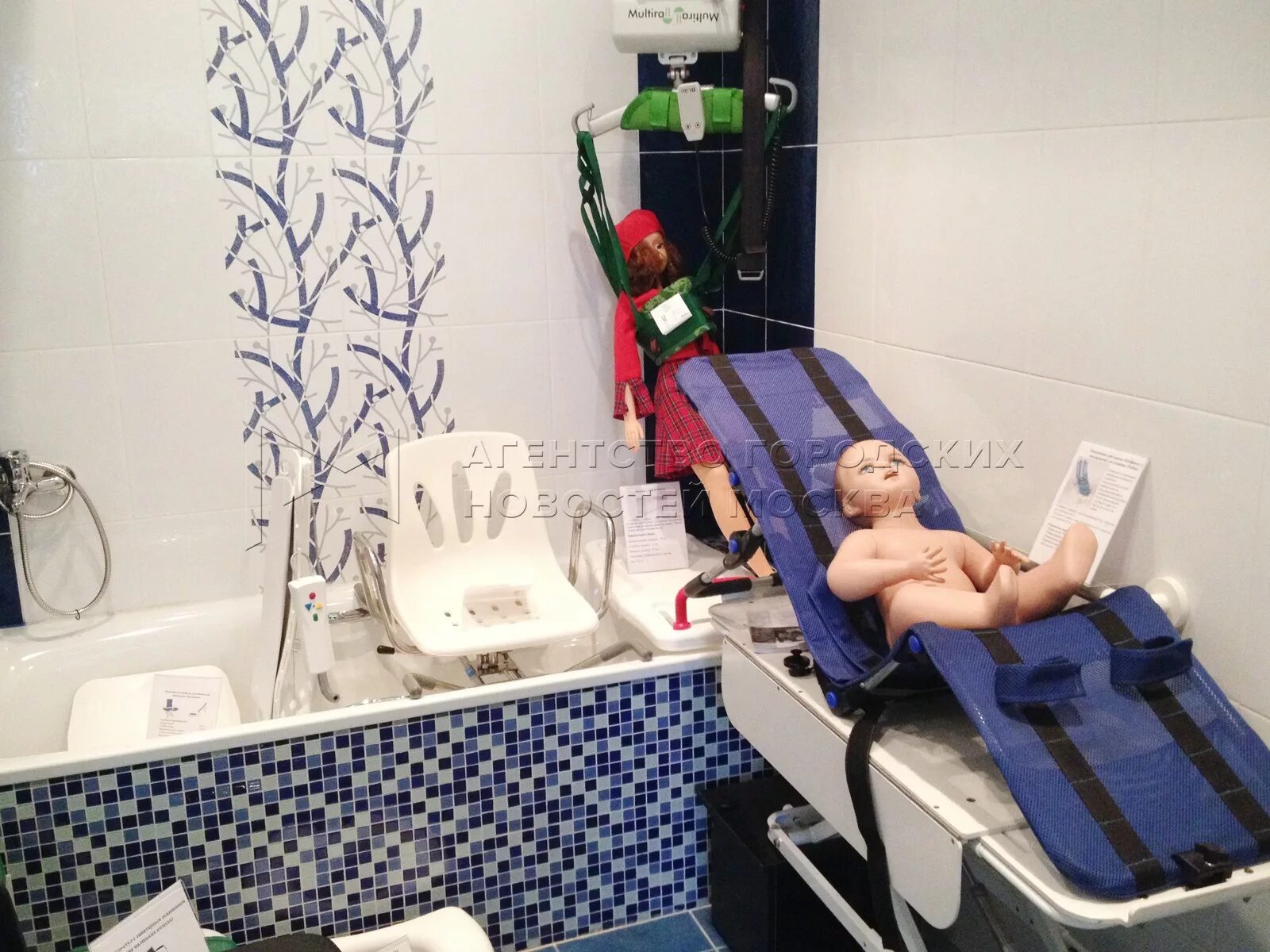 Ресурсный центр для инвалидов на новоостаповской официальный. Ресурсный центр для инвалидов на новоостаповской. Инвалиды на коляске в офисе. Инвалид за компьютером. Ресурсный центр для инвалидов на новоостаповской.