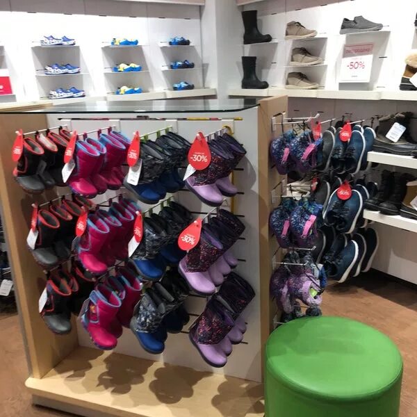 магазин детской обуви. военная одежда и обувь. рынок обуви. базар обуви. садовод рынок обувь женская.