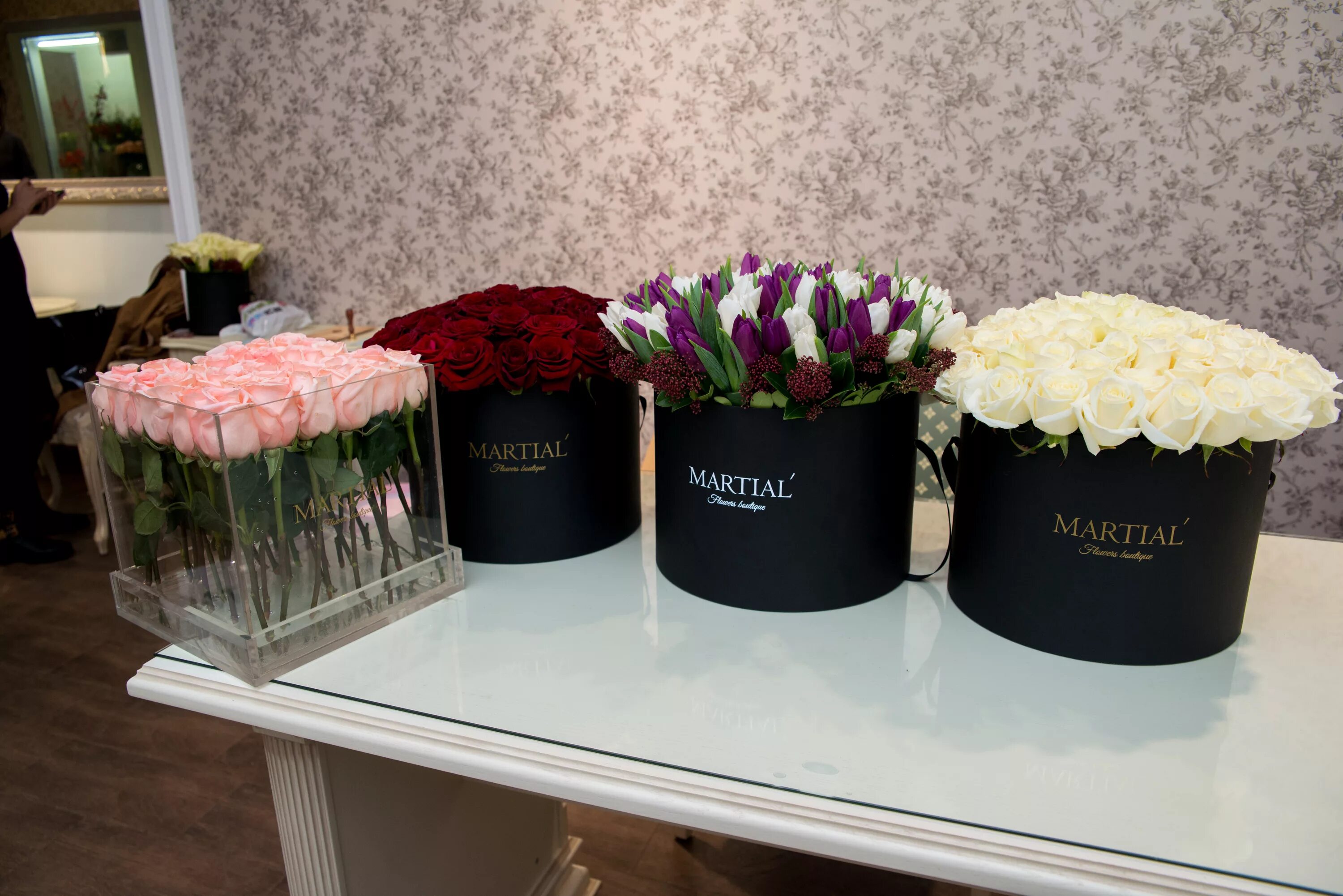 шляпные букеты. как поливать коробку с цветами. цветочные композиции в коробках. хризантема кустовая командор. живые цветы в корзине с губкой как ухаживать.