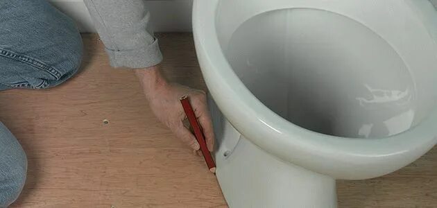 Силиконовые подкладки под унитаз. Кафель вокруг унитаза. Как вырезать линолеум под унитаз. Как вырезать линолеум под унитаз. Укладка линолеума в туалете.