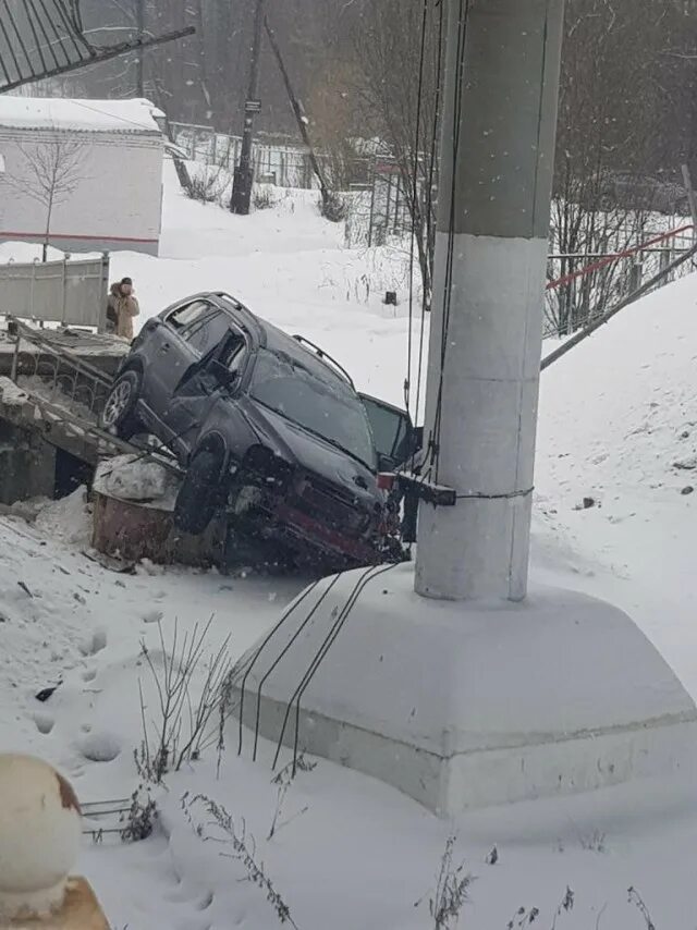 Автомобиль упал с моста. Машина упала на электричку с моста.