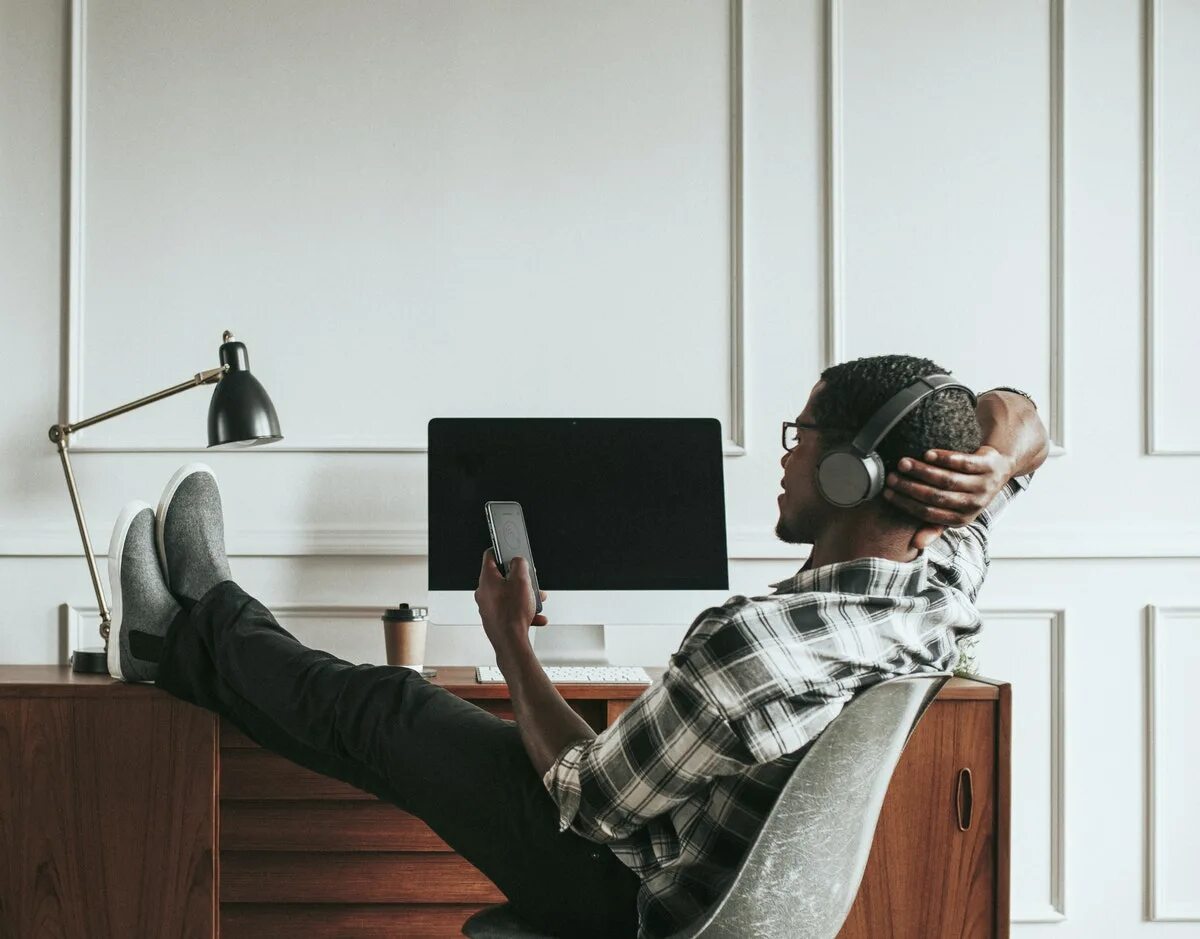 Сидят в телефоне в кабинете. Спокойная офисная музыка. Relaxed person. PSD depressed young man sitting at his Desk. Спокойная музыка для офиса