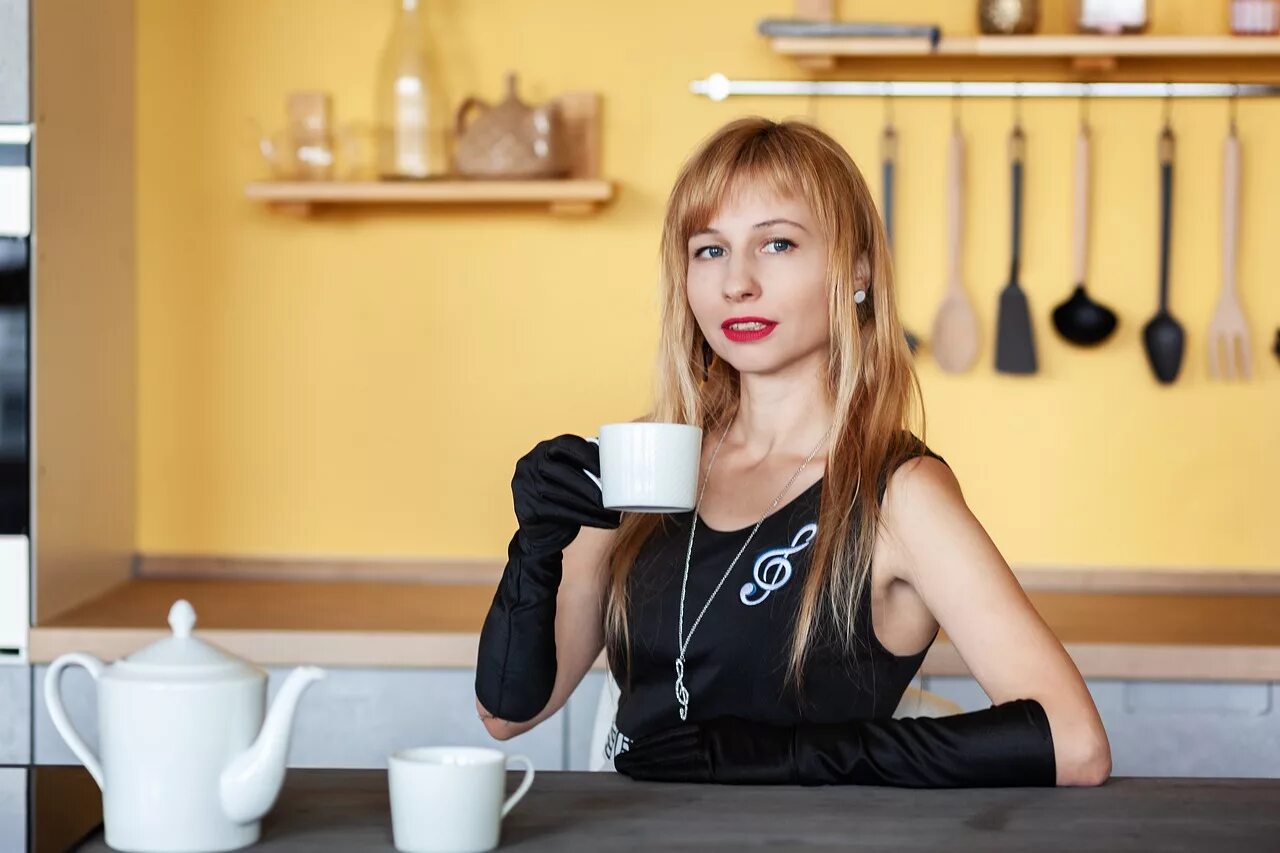 Показать девушку в гости