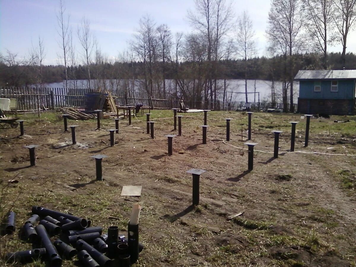 Буронабивной свайный фундамент. Свайное поле винтовые сваи. Фундамент свайное поле. Буронабивные сваи 150 ммх2500мм. Сваи железобетонные забивные.