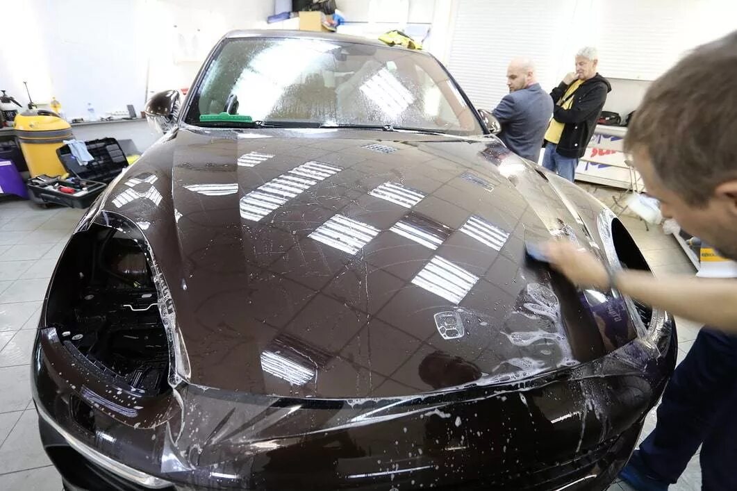 Оклейка автомобиля пленкой. Защитная антигравийная полиуретановая пленка. Пленка на авто. Бронепленка 3m. Бронированная пленка для авто.