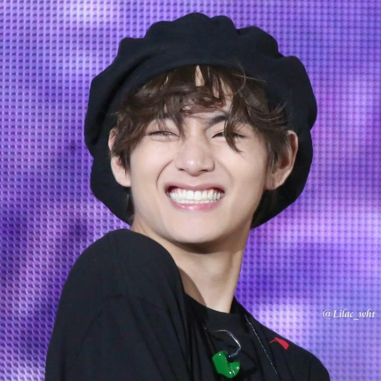 Как зовут тэхена из бтс. Тэхен бтс улыбка. taehyung bts 2025. тэхён фото.