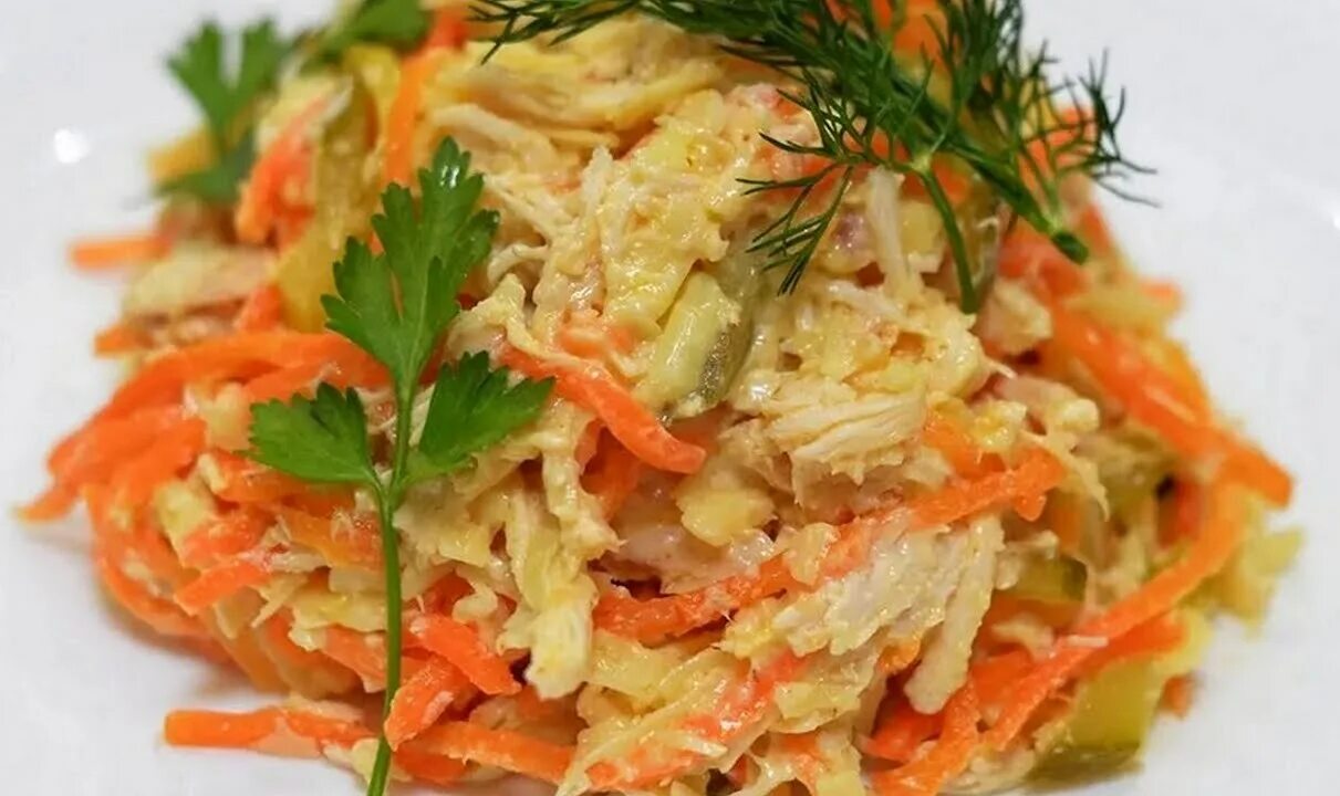 Салат лисичка морковь, огурец, курица. Лисичка салат рецепт курица. Салат лисичка с корейской морковкой и курицей. Лисичка салат рецепт курица. Лисичка салат рецепт курица.