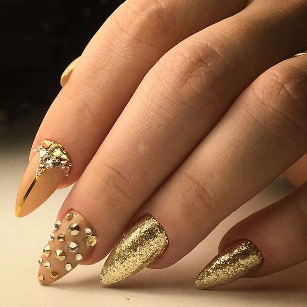 маникюр красное с золотом на миндальные ногти. маникюр на миндальные ногти с золотом. ногти белые с золотом. маникюр миндальной формы с золотом. золотой френч 2022 на миндалевидных.