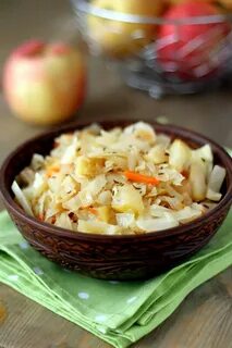 Мясо с капустой и яблоками