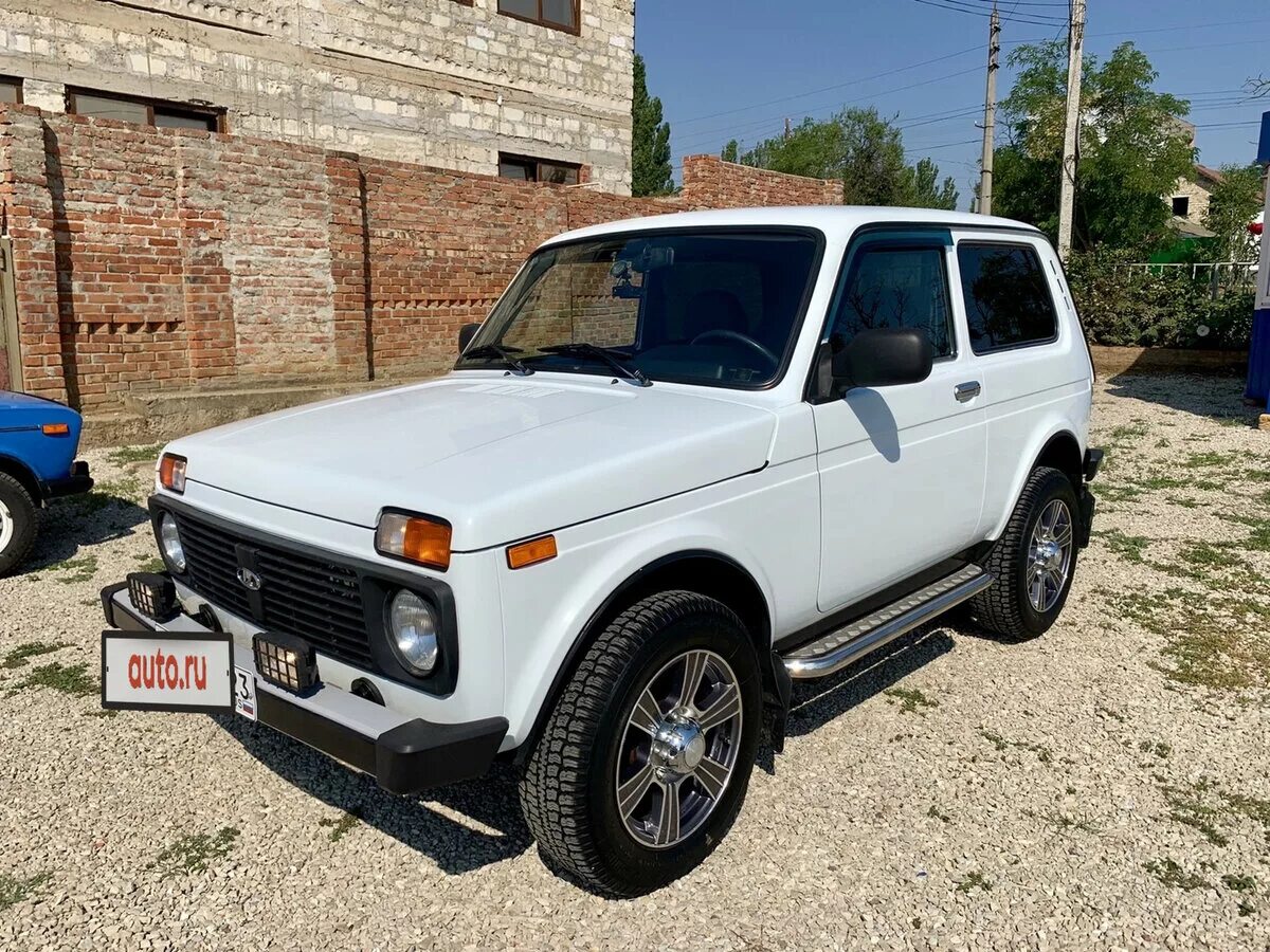 Купить ниву в омске. Лада 2121 4x4 белая. Lada Niva 2015. Нива 2121 2015. Лада 2121 4x4 Нива белая.