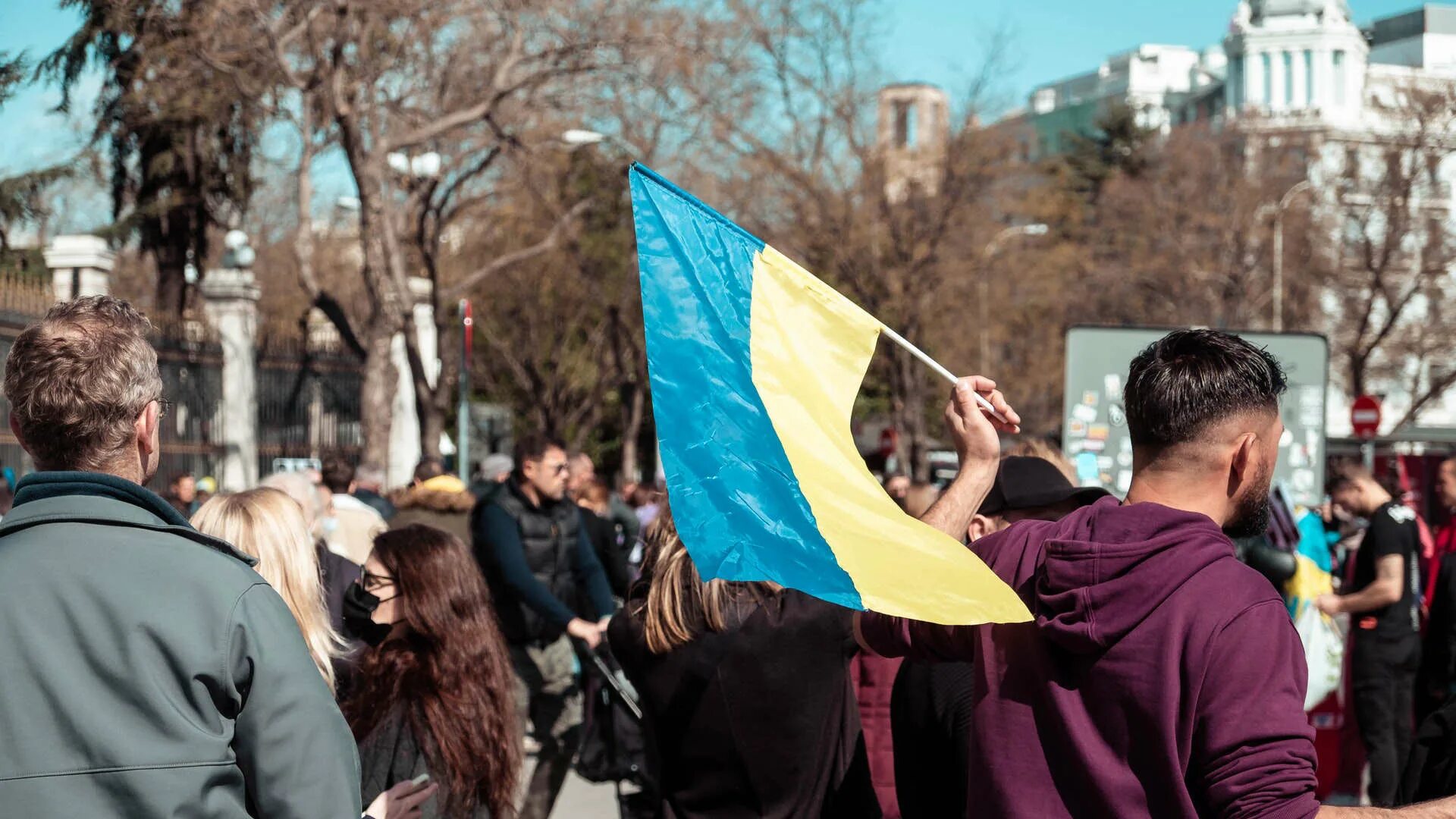 Митинг украинцев. Украинские митинги в Европе. Молодежь Украины. Жители Германии. Украинские беженцы в Болгарии.