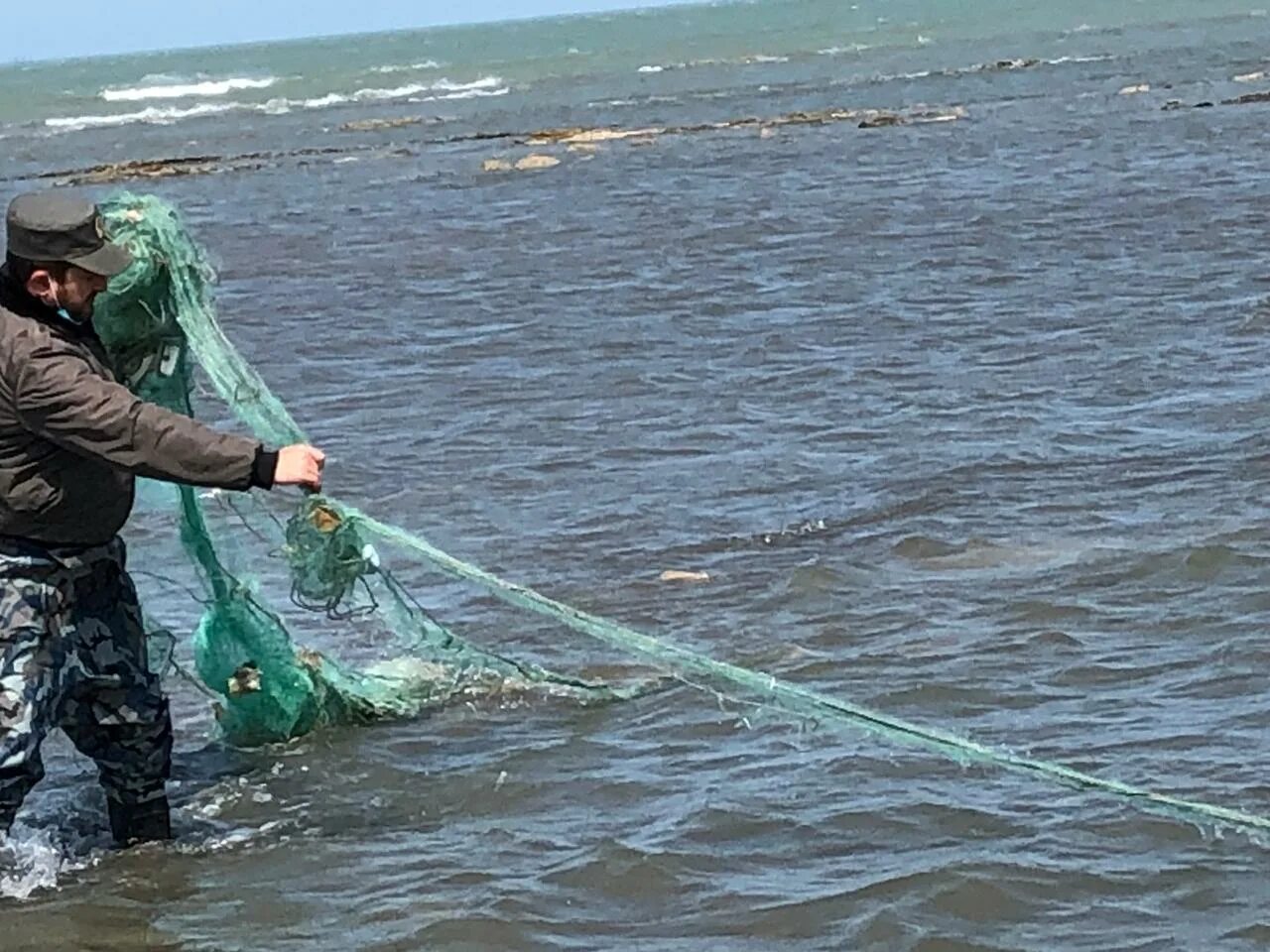 Можно ли ловить в прудах в запрет. Рыболовство на каспийском море. рыбалка на каспии в азербайджане. запрет рыбалки на реке капша. запрет на рыбалку река таз.