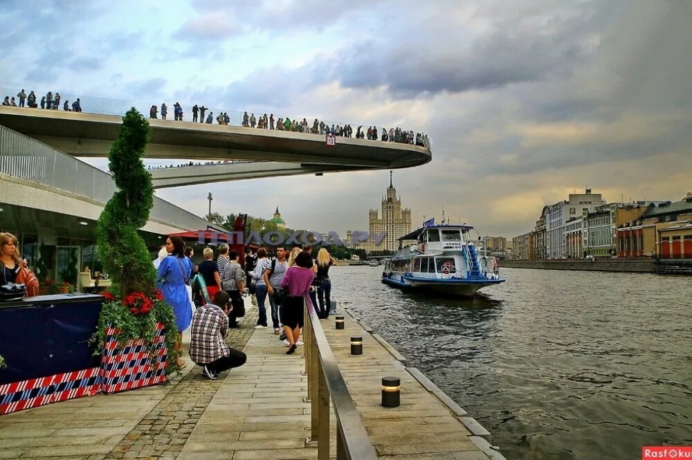 Прогулка на теплоходе зарядье расписание. Причал зарядье, москва. причал зарядье. причал в парке зарядье. зарядье теплоход.