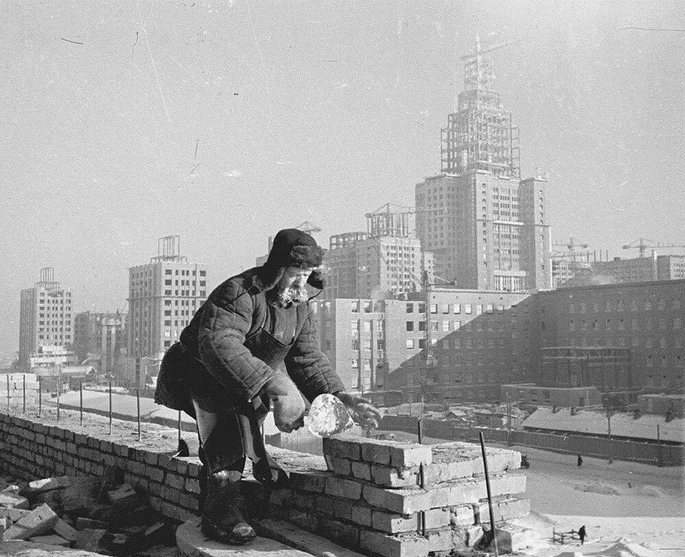 Строительство советского города. Стройка МГУ 1949. Сталинские высотки МГУ 1950. Постройки СССР МГУ. Строящийся МГУ Старая Москва.