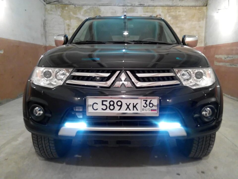 Ходовые огни на Паджеро спорт 2. ДХО Mitsubishi Pajero Sport 2. Митсубиси Паджеро спорт 2 ходовые огни. Ходовые огни Mitsubishi Pajero Sport 2.