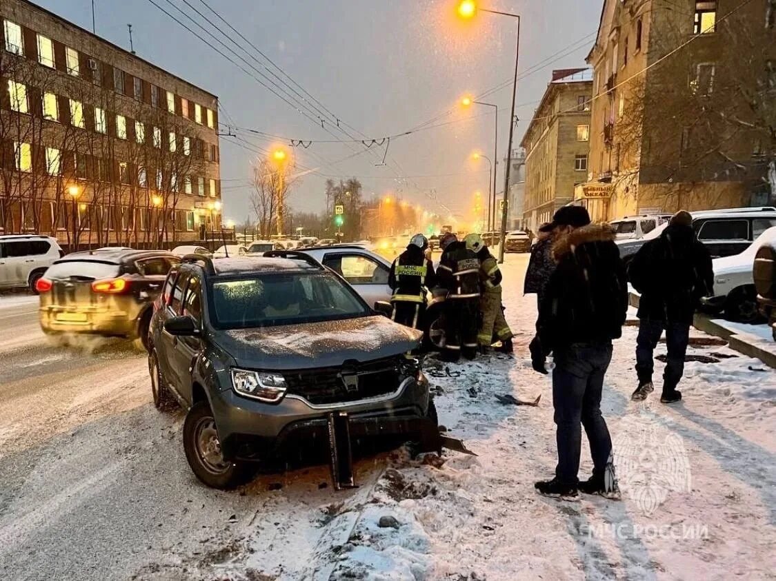 Мурманск чп сегодня. Мурманск сейчас. Аварии Мурманск сейчас. Дорожно-транспортное происшествие.