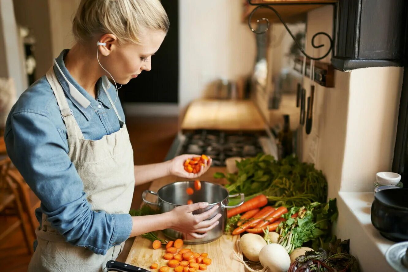 Женщина готовит. Женщина на кухне. Готовит на кухне. Приготовление пищи. Мама приготовила обед