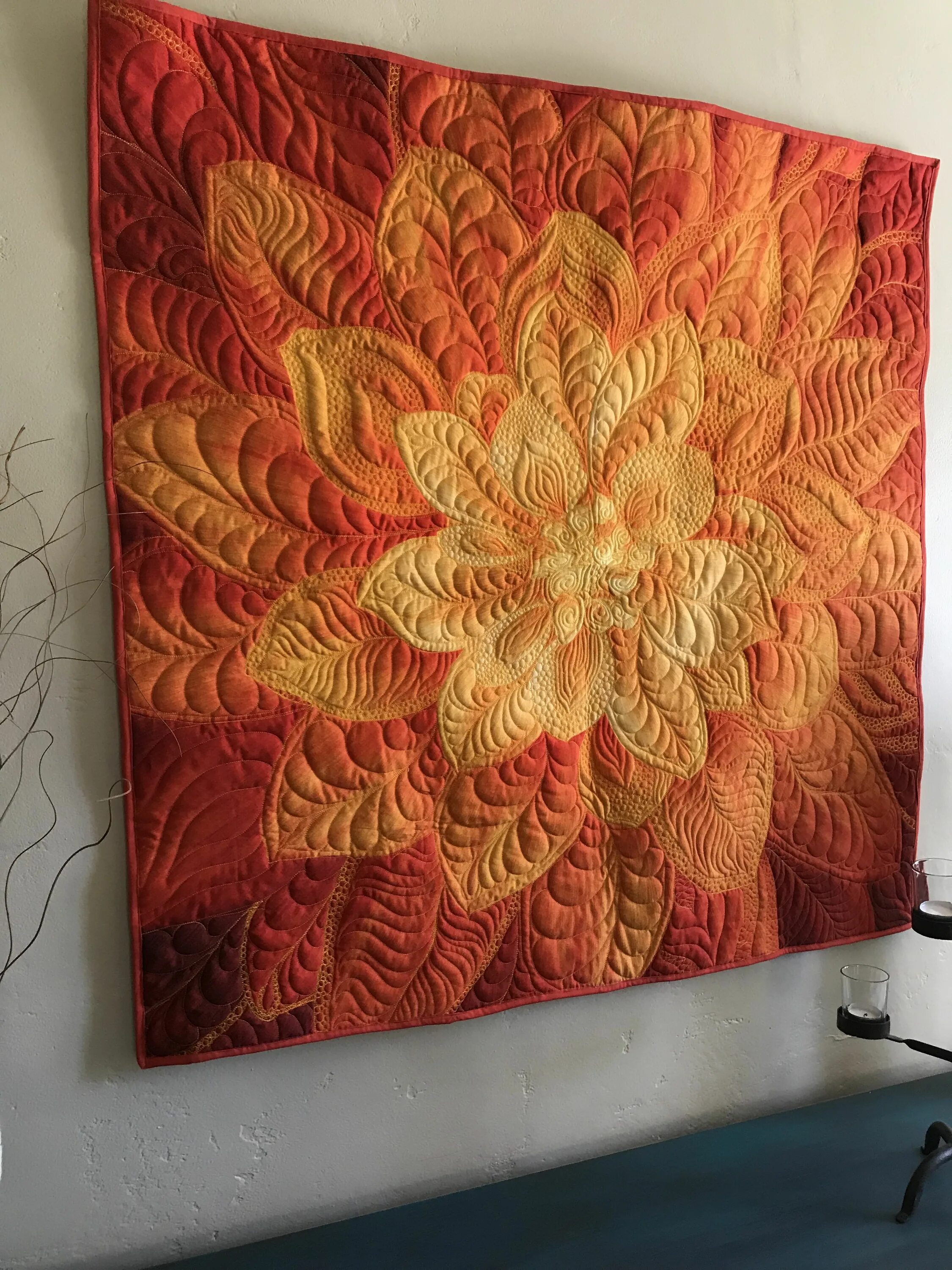 Панель hoffman цветы. Картина в спальню над кроватью. Hoffman "dream big" quilt. Телевидение арт. Одеяло квилт с георгином.