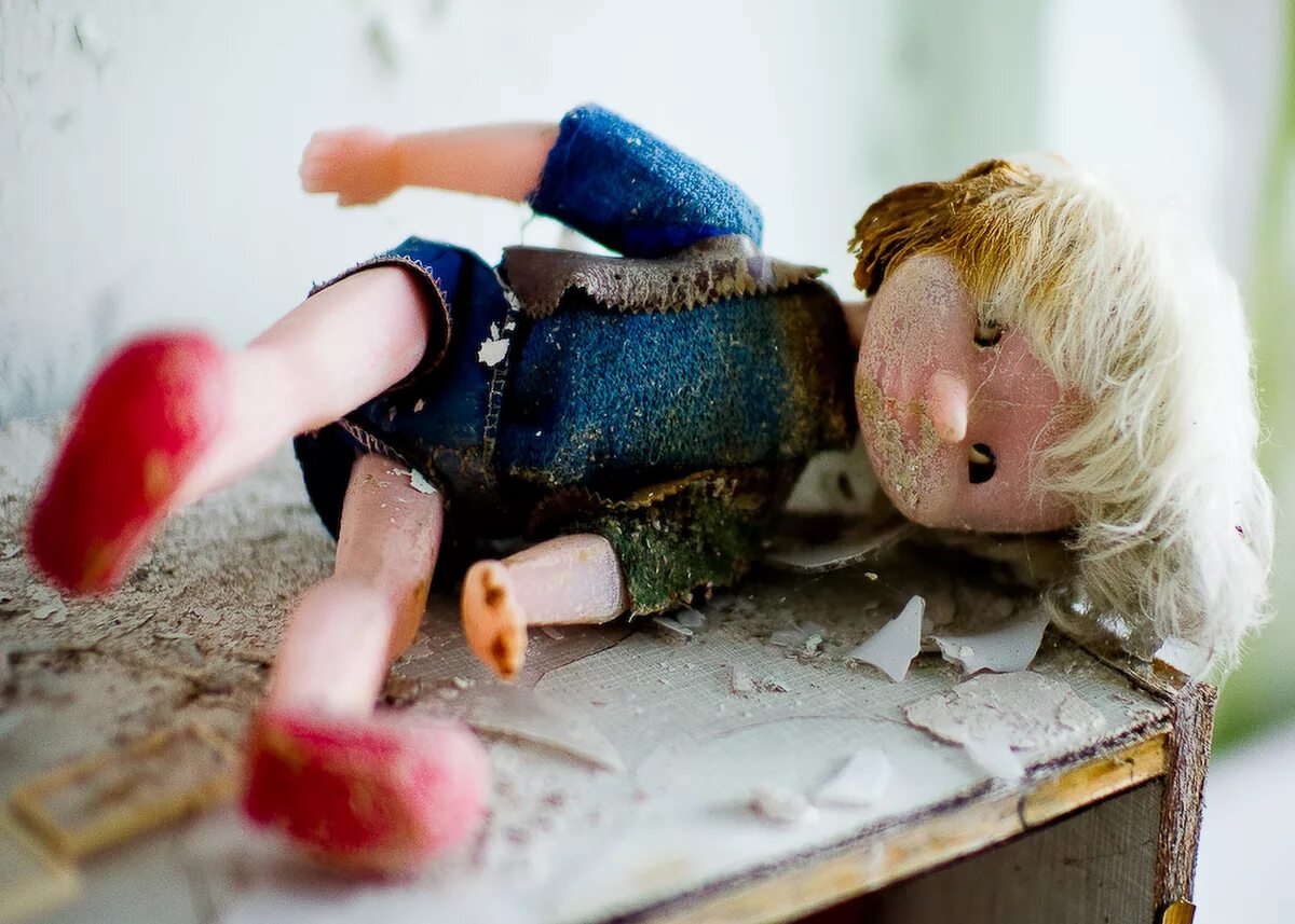Сломанная игрушка. Ребенок сломал игрушку. Сломанные детские игрушки. Сломанная игрушка. Сломанная детская игрушка.