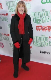 莱 斯 利-查 尔 斯 森 是 服 役 时 间 最 长 的 演 员 综 合 医 院 于 1977 年 8 月 加 入... 