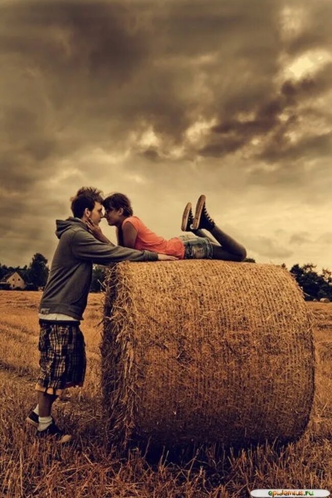 Фотосессия с сеном. Объятия в поле. Парень и девушка в поле. Фотосессия со стогом сена. Сено пар
