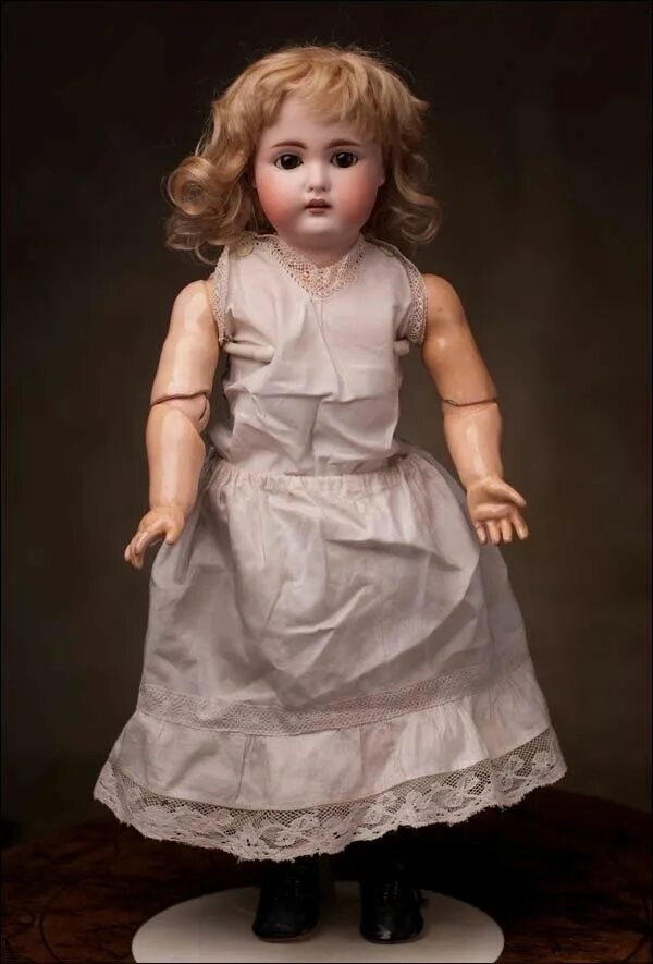 Старая куколка. Старые куклы. Антикварные куклы. Красивые старинные куклы. Старенькая кукла.
