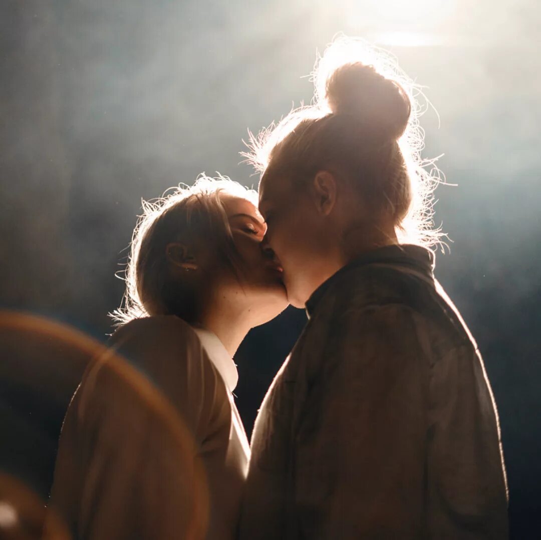 Две девушки в обнимку. Фрима аджьеман восьмое чувство. Обои лесби эстетика картинки. Wlw отношения это. Две девушки любовь.