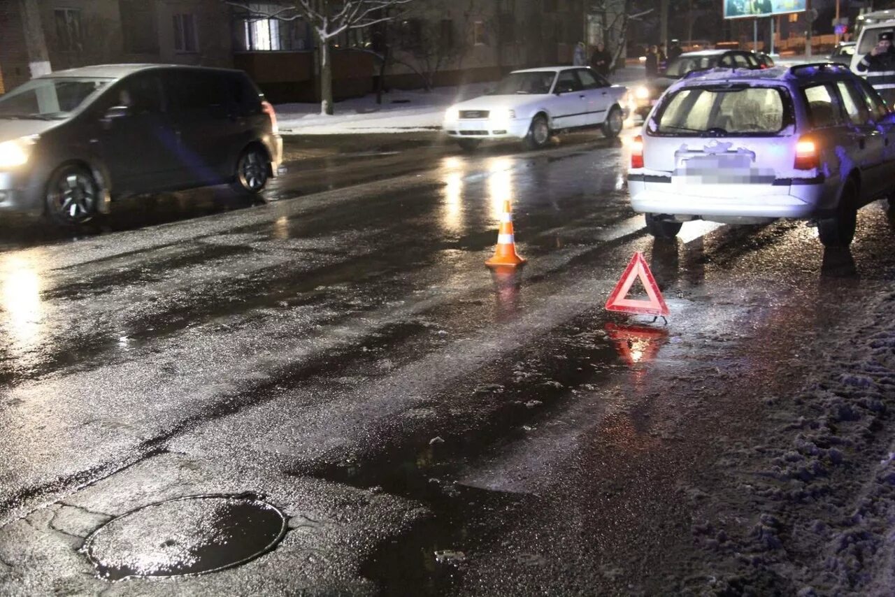 Автомобиль повис на ограждение. Авария в витебске сегодня. Авария на витебской улице сегодня. Авария в витебске сегодня. Чп витебск.