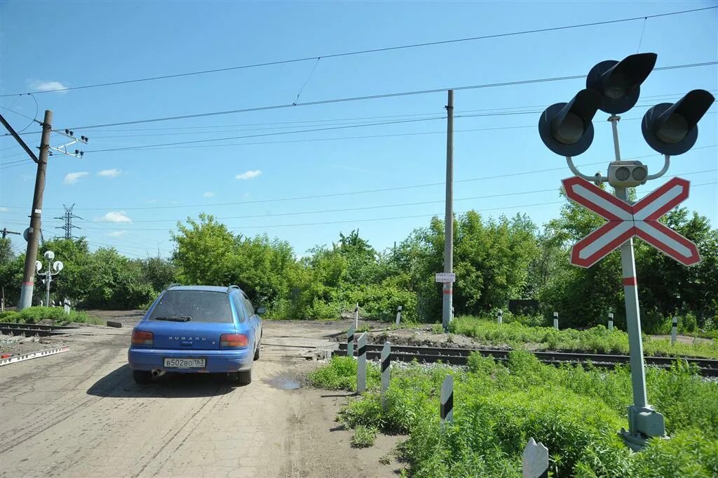 Корсунский переулок Самара ЖД переезд. ЖД переезд. ЖД переезд Самара. ЖД шлагбаум.