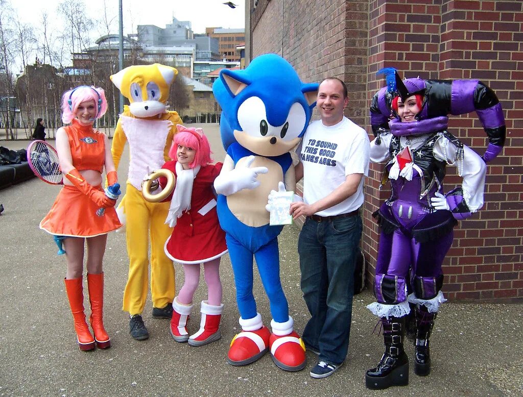 Sonic костюм аниматора. Косплей на Соника. Соник косплей