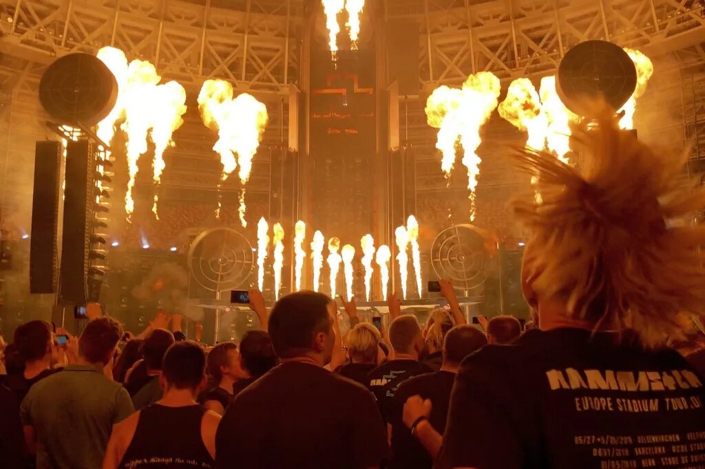Rammstein концерт в москве 2019. Фото рамштайн в москве. Rammstein лужники 2019. Сцена rammstein tour 2019. Сцена rammstein 2019 в москве.