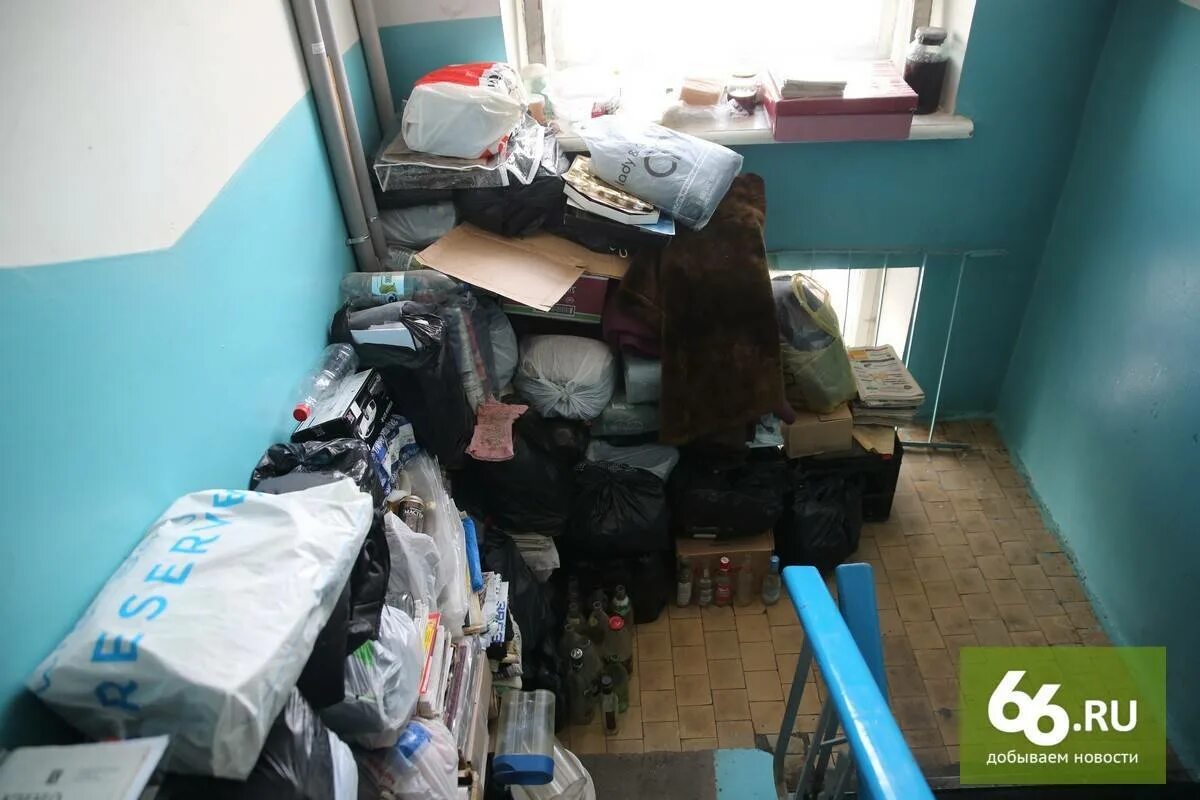 Коробки на лестничной площадке. Захламление подъезда. Захламление лестничных клеток. Захламление кладовки в подъезде. Захламленная лестничная клетка.