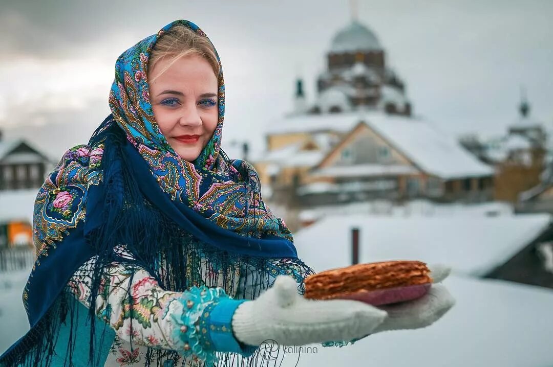 Платок Масленица Павлово Посадский. Девушка в русском платке. Платок в народном стиле. Платок в русском стиле.