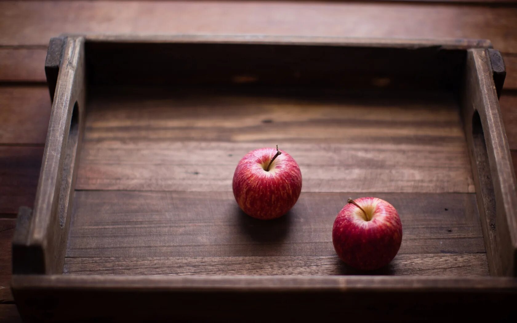2 килограмм яблок. Яблоко на столе. Яблоко лежит на столе. Яблоко фото. Два яблока.