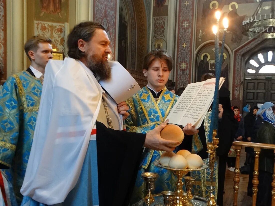 Какой сегодня праздник благовещение. Благовещение Пресвятой Богородицы в 2022. Благовещение Пресвятой Богородицы служба в храме. Благовещение Пресвятой Богородицы в 2022 с праздником.