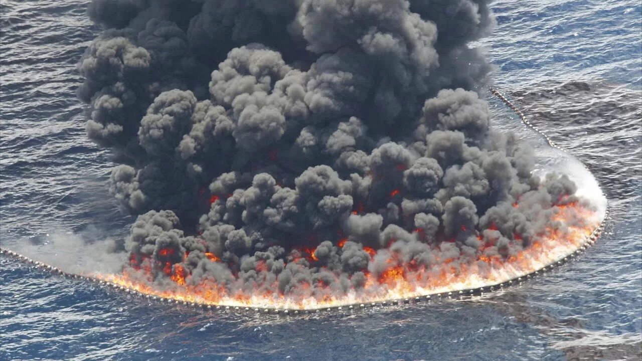 30 апреля 2010. Мексиканский залив катастрофа. Взрыв нефтяной платформы Deepwater Horizon в мексиканском заливе. Взрыв на платформе в мексиканском заливе 2010. Бритиш Петролеум разлив нефти в мексиканском заливе.