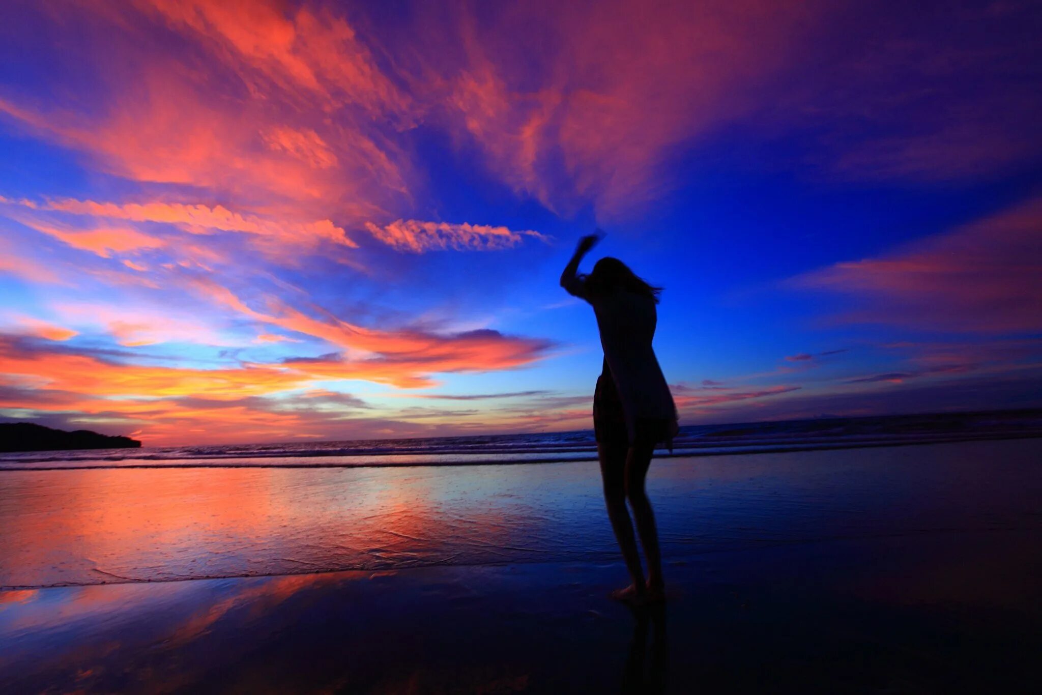 Sunrise girl. Девушка на закате солнца. Девушка на восходе солнца. Девушка на закате у моря. Девушка на закате.