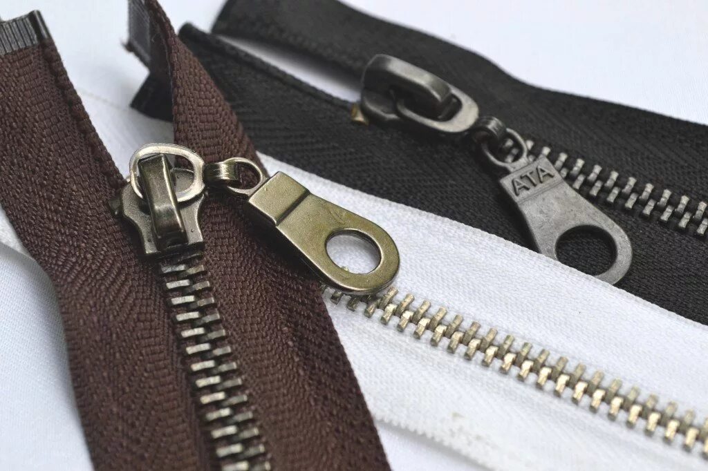 Молния для слепых. Молния на сумке. Использовать молнию. Молния застежка. Молния ykk трактор красный разъемная.